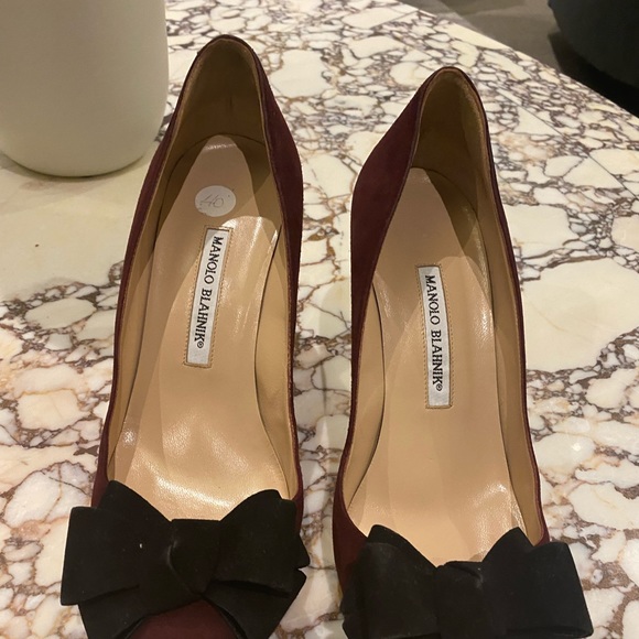 Manolo Burgundy Swede heels with black bow - Picture 5 of 11